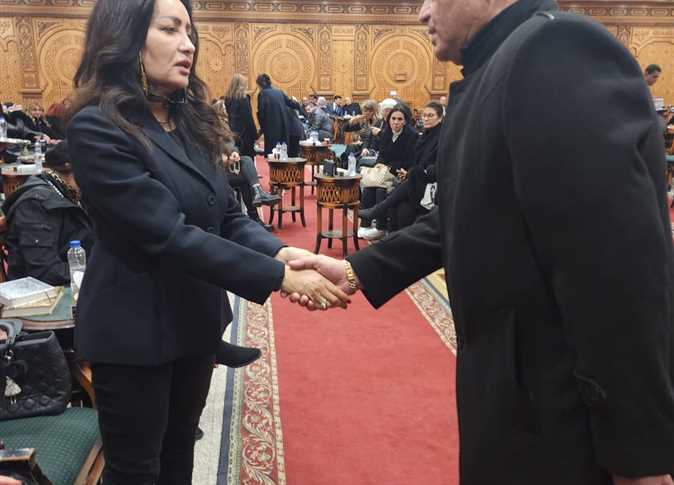 أنغام وكارول سماحة ونبيلة عبيد الأبرز... نجوم الفن يساندون لطيفة في عزاء والدتها بالقاهرة (صور)